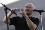 Bubeník a zpěvák legendární kapely Genesis Phil Collins na koncertě, který se konal 20. června v Praze.