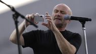 Bubeník a zpěvák legendární kapely Genesis Phil Collins na koncertě, který se konal 20. června v Praze.