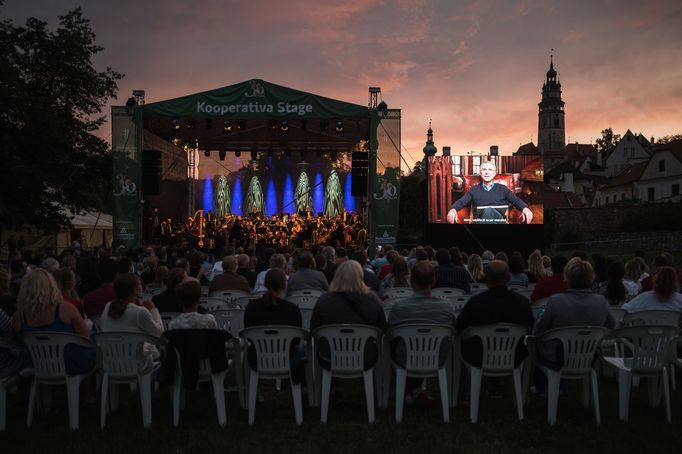 Dan Brown čte úryvek z Wild Symphony.