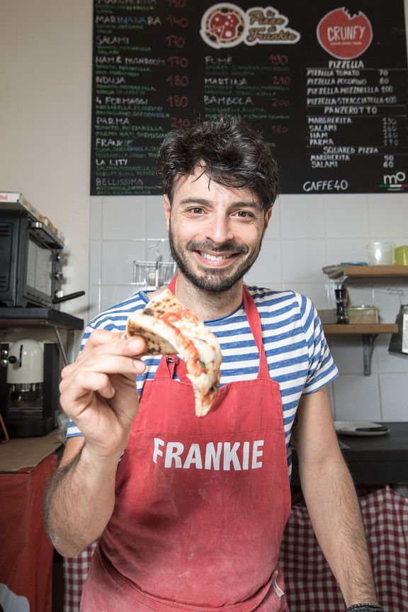 "Vidíte, jak těsto visí dolů, když vezmu jeden kousek za okraj? Přesně tohle má neapolská pizza dělat," usmívá se spokojeně Frankie.