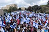 V pondělí se lidé scházejí před budovou Nejvyššího soudu v Jeruzalémě, další před parlamentem. Premiér Benjamin Netanjahu vyzval odpůrce i zastánce soudní reformy, aby se zdrželi násilí.