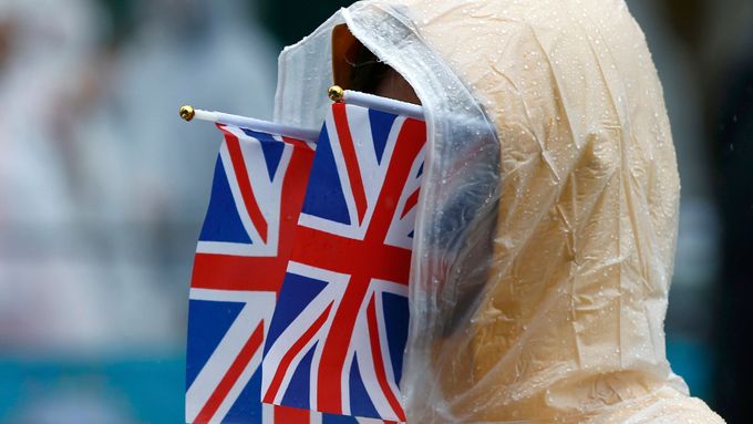 Obrazem: Královna pozvala tisíce lidí na narozeninový oběd, v hustém dešti dostali pláštěnky