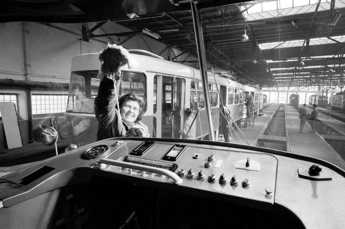 Fotografie z historie výrobního závodu Tatra Smíchov v Praze. Snímek z roku 1962.