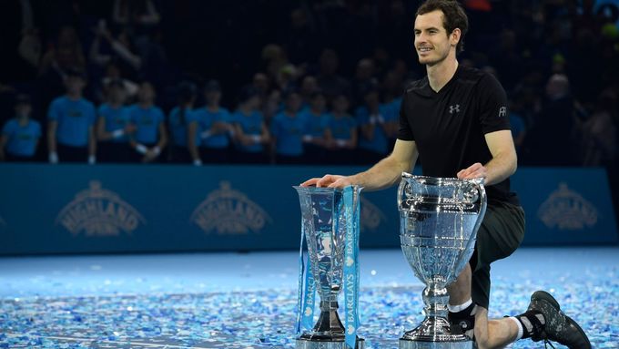 Andy Murray mohl po dnešním finále Turnaje mistrů pózovat s trofeji pro vítěze tohoto turnaje i s pohárem pro světovou jedničku.