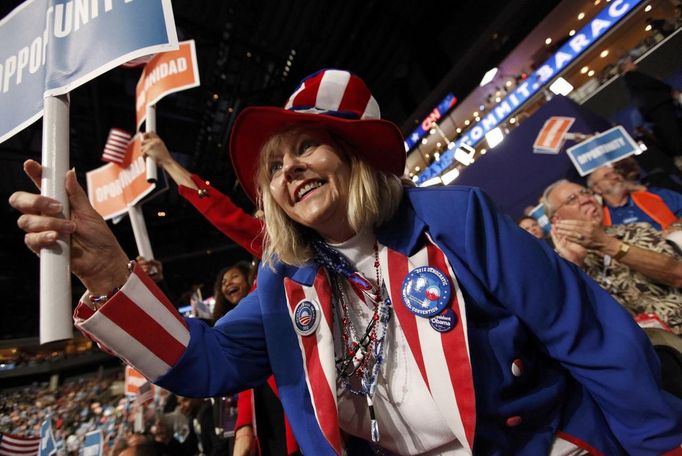 Pam Martin, a Florida delegate from the Florida Keys, cheers during the first session of the Democratic National Convention in Charlotte, North Carolina, September 4, 2012. REUTERS/Jonathan Ernst (UNITED STATES - Tags: POLITICS ELECTIONS) Published: Zář. 5, 2012, 2:36 dop.