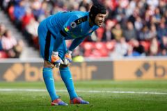 Čech zavinil penaltu, Arsenal ale i tak vyhrál a má stejně bodů jako první Citizens