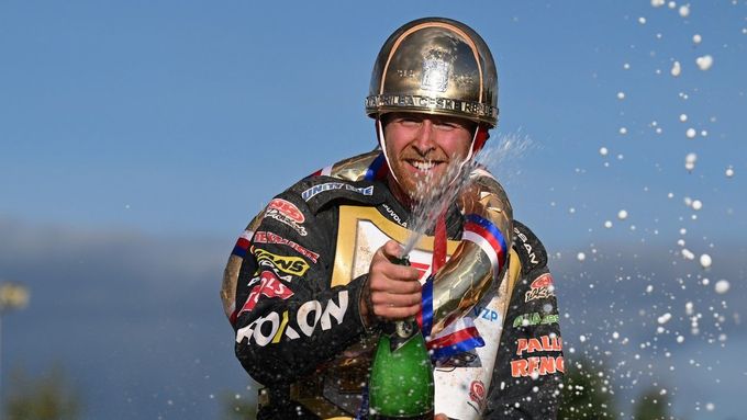Finský jezdec Timo Lahti slaví triumf v 75. ročníku Zlaté přilby