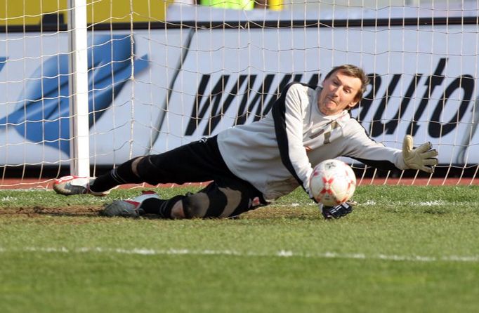 Martin Vaniak, brankář Slavie, se před zápasem rozcvičuje, jak jinak než v bráně.