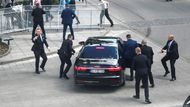 Robert Fico obvinil útočníka z napojení na opozici a sám opozici, složenou převážně z liberálních, proevropských stran, obvinil z podněcování nenávisti. Hlavní opoziční strany jakoukoli spojitost s útočníkem odmítly.