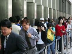 Lidé stáli frontu, aby si mohli vyzvednout brožuru o úpisu akcií Bank of China