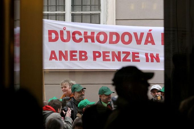 Někteří z účastníků protestu se pak také vydali dovnitř parlamentu, na galerii pro hosty nad jednacím sálem sněmovny.