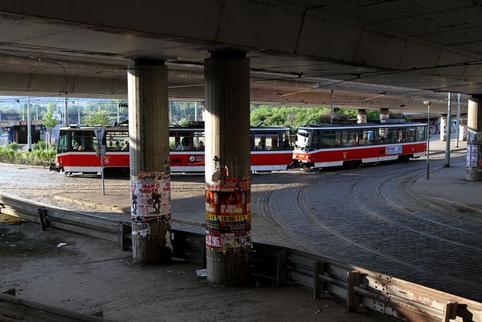 Další tramvaj už jede. Koho bolí nohy, může si nastoupit.