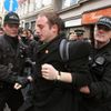 Strážníci odvádějí z Národní třídy v Praze aktivistu z iniciativy Ne základnám