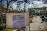 V těžce zasaženém přístavu Tacloban vyroste nafukovací nemocnice.