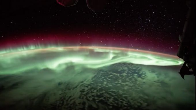Astronauti na ISS natočili polární záři nad Zemí.