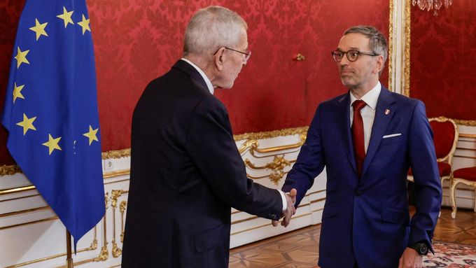 Rakouský prezident Alexander Van der Bellen a šéf Svobodných Herbert Kickl během jednání 6. ledna 2025