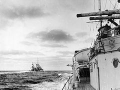 Bitva o Río de la Plata z paluby HMS Ajax, v dálce HMS Achilles.