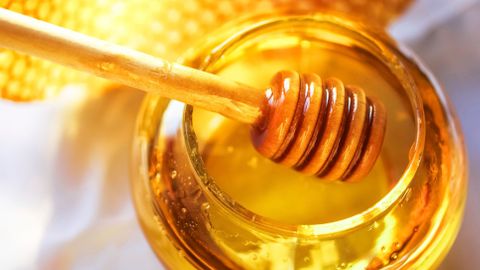 Kvalitní med krystalizuje, nastavený nepoznáte, říká včelař