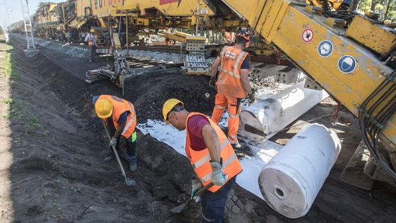 Unikátní kilometr dlouhý vlak operoval v Česku. Umí si sám pod sebou opravit trať