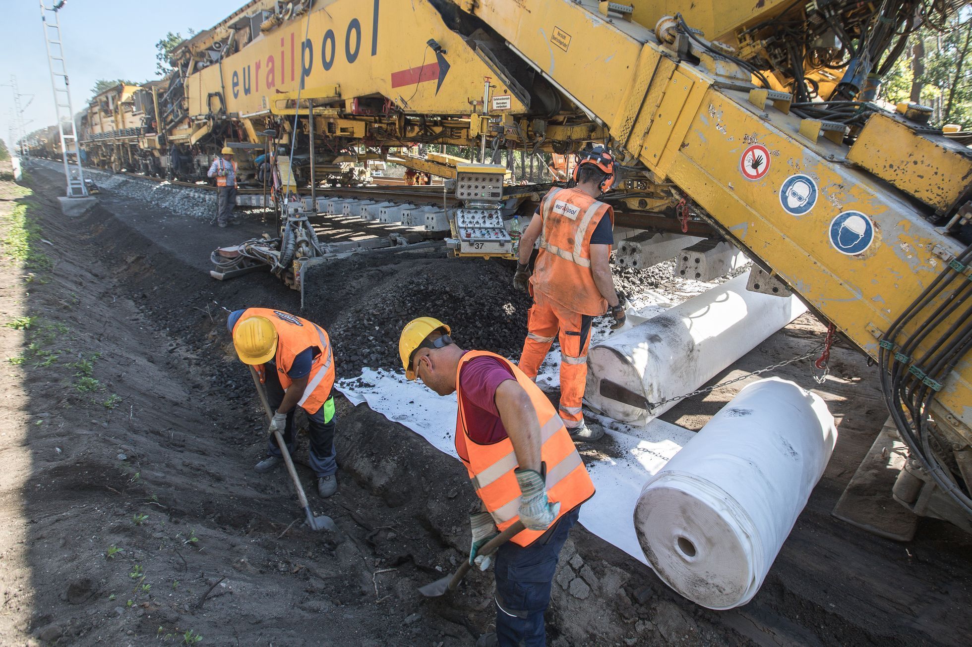 Sanační stroj na opravu kolejí, vlak, lokomotiva, železnice, SŽDC