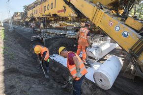 Unikátní kilometr dlouhý vlak operoval v Česku. Umí si sám pod sebou opravit trať