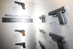 Nový zbraňový zákon bude přísnější, právo vlastnit zbraně zachovává