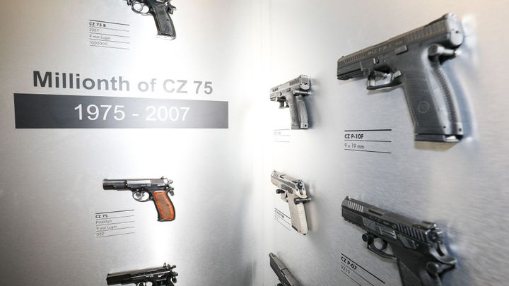 Nový zbraňový zákon bude přísnější, právo vlastnit zbraně zachovává