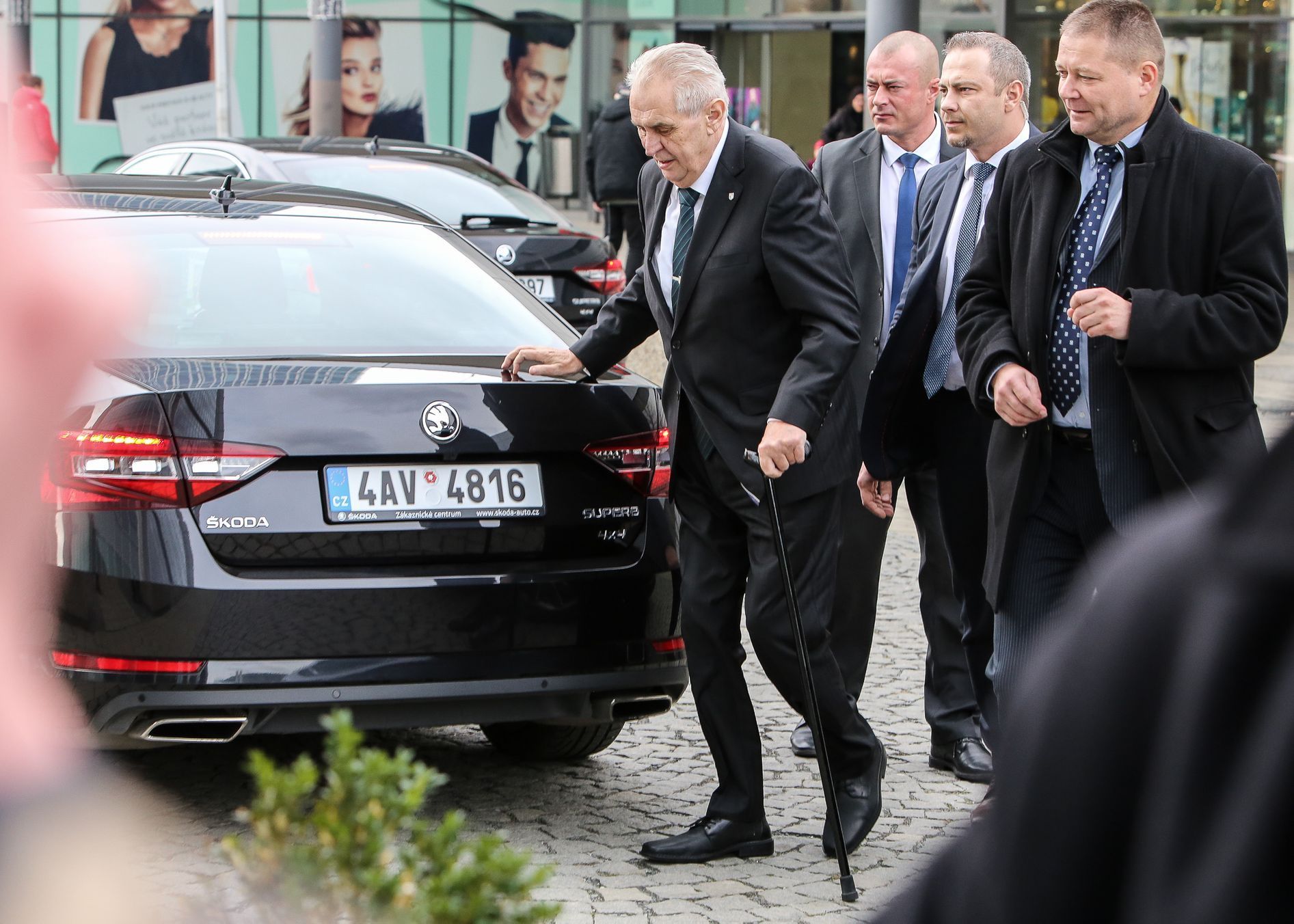 Sjezd SPD za účasti Miloše Zemana, před budovou bez akreditace