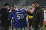 Při zápasem dostal dres se symbolickým číslem 50 čerstvý padesátník a bývalý útočník Sigmy Roman Sedláček.