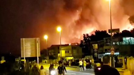 Chorvatský Split obklíčily plameny. Lesní požár k městu přihnal silný vítr