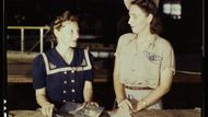 Virginie Youngová (vpravo) přišla při japonském útoku na Pearl Harbor o manžela. Práce v letecké továrně pro ni byla způsobem její osobní pomsty nepříteli. Společně s ní je na snímku Ethel Mannová. (1942)