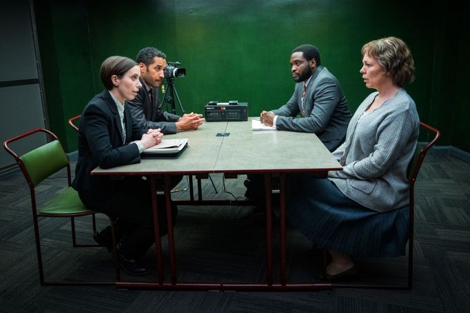 V popředí jsou Kate O'Flynnová jako Emma a Olivia Colmanová coby Susan, vzadu Samuel Anderson v roli Paula a Dipo Ola coby Douglas.