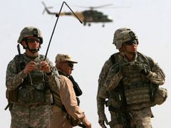 Američtí vojáci pozorují cvičení nedaleko Ramádí. 