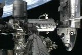 Raketoplán Discovery parkuje na ISS. V pozadí planeta Země.