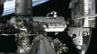 Raketoplán Discovery parkuje na ISS. V pozadí planeta Země.