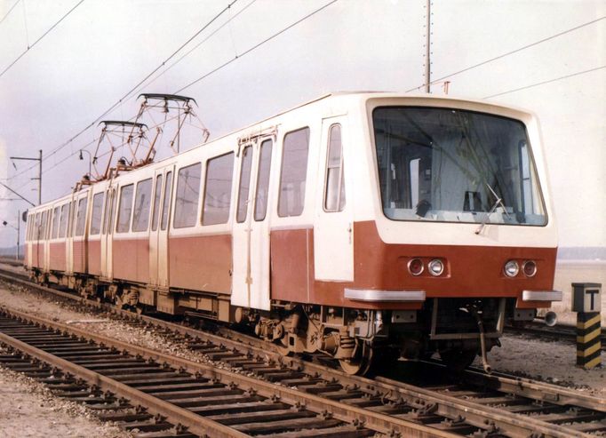 Původně měly v pražském metru jezdit tyto soupravy české výroby. Z politických důvodů však po roce 1968 dostaly přednost sovětské vozy.