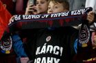Sparta se už může bez uzardění hrdě titulovat jako vládce fotbalové Prahy, ale její fanoušci si v sobotu večer museli (zatím) odpustit oslavy ligového titulu. I tak zaplněná Letná viděla jasnou převahu domácích a hned čtyři góly v soupeřově síti.
