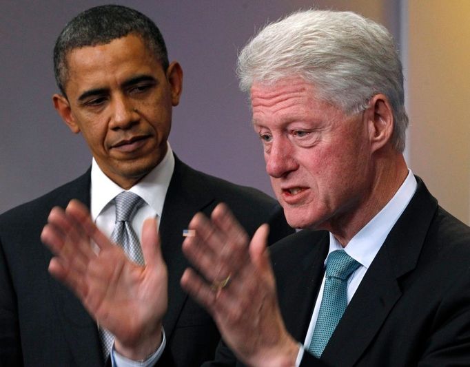 Bill Clinton přednáší, Barack Obama poslouchá. Nevídaná scéna v místnosti pro tiskové konference Bílého domu z 10. prosince 2010