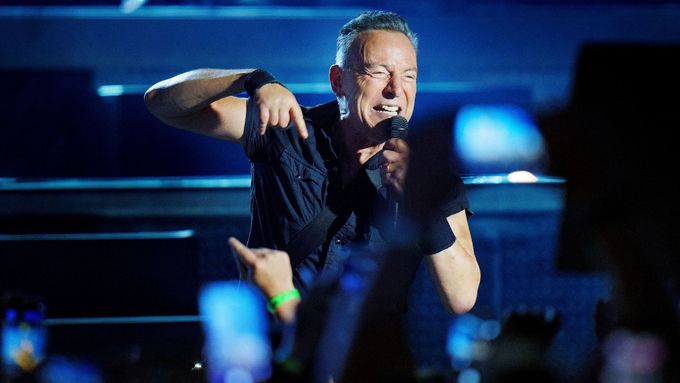 Skladba Because The Night, jak ji Bruce Springsteen hrál roku 2012 v Londýně. Sólo kytaristy Nilse Lofgrena bylo ve Vídni podobné. Foto: Reuters