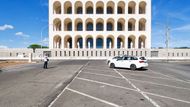 Palazzo della Civiltà del Lavoro nyní slouží jako sídlo módního domu Fendi.