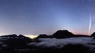 3. místo v kategorii „Against the Lights“: Luc Perrot z Francie s fotografií „Comet Lovejoy over Reunion Island“.