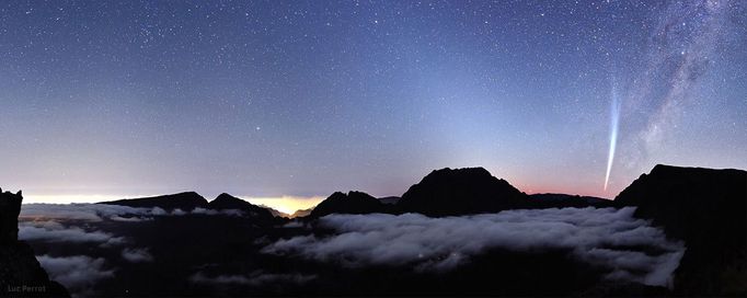 3. místo v kategorii „Against the Lights“: Luc Perrot z Francie s fotografií „Comet Lovejoy over Reunion Island“.