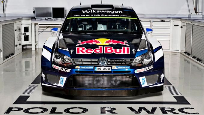 Sébastien Ogier si ve svém Volkswagenu Polo R WRC jede pro triumf ve zkrácené Švédské rallye.