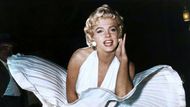 Legendární scéna z filmu Slaměný vdovec. Americká herečka Marilyn Monroe stojí nad výdechy ventilace newoyrského metra a vítr jí zvedá bílé šaty.