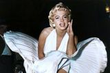 Legendární scéna z filmu Slaměný vdovec. Americká herečka Marilyn Monroe stojí nad výdechy ventilace newoyrského metra a vítr jí zvedá bílé šaty.