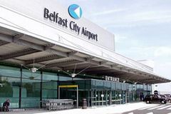 Letounu s 80 lidmi na palubě hořel motor, přistál v Belfastu