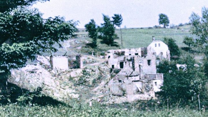 Foto: Ležáky před a po. Podívejte se na neznámé snímky z vypálené obce v barvách; Zdroj foto: Archiv Petra Doubravy / www.retrofotr.cz / Kolorizace černobílého snímku: Dan Poláček