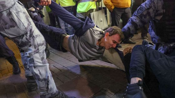 Foto: Rusové protestují proti mobilizaci i válce. Policisté zadrželi přes tisíc lidí