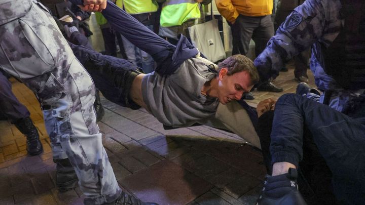 Rusové protestují proti mobilizaci i válce, policisté už zadrželi přes tisíc lidí; Zdroj foto: Reuters