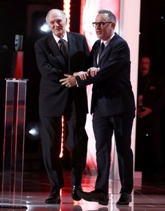 Alan Alda a Tom Hanks na včerejším ceremoniálu.